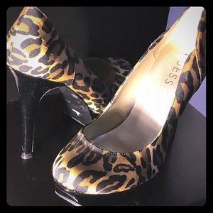 Leopard Guess pumps